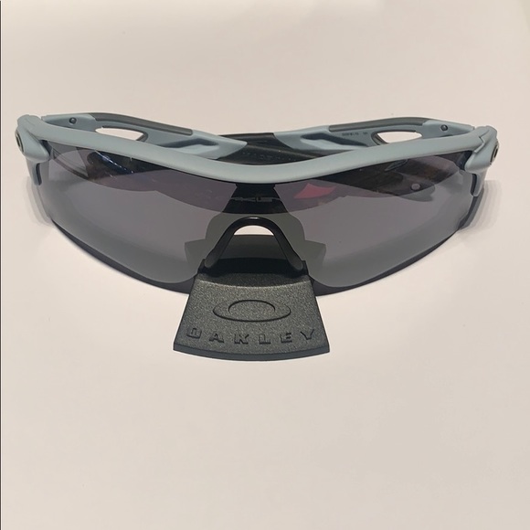 Authentic Oakley Blck Plastic Shelf Display Holder - Picture 2 of 6